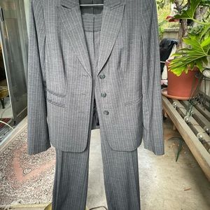 Jones New York womens pin stripe pant suit